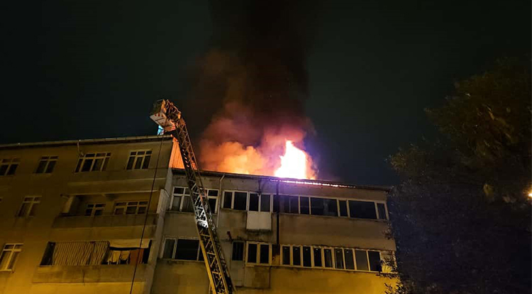 İstanbul’da Bir Binanın Çatısı Alev Alev Yandı 1