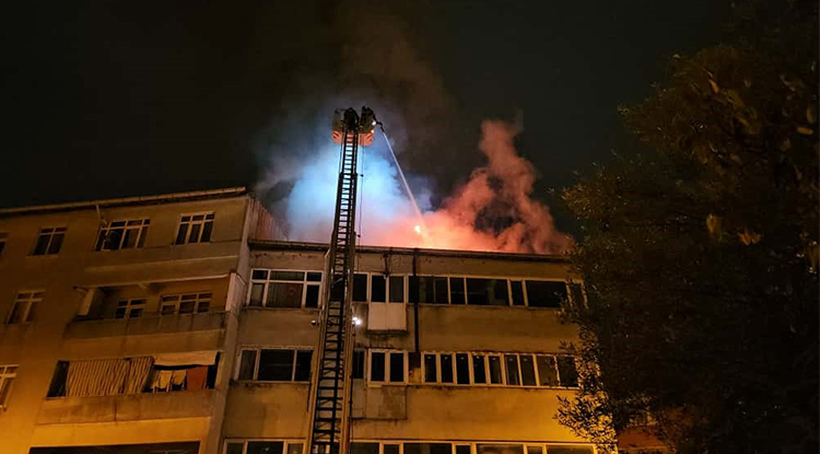 İstanbul’da Bir Binanın Çatısı Alev Alev Yandı