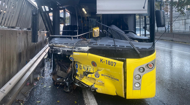 İstanbul’da İ E T T Otobüsü Bariyerlere Saplandı 1