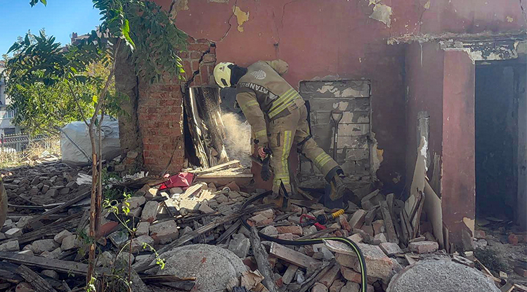 İstanbul'da Metruk Yapıda Kısmi Çökme Yaşandı