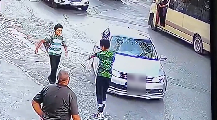 İstanbul’da Yürekleri Ağza Getiren Anlar Küçük Çocuk Şans Eseri Kurtuldu 2