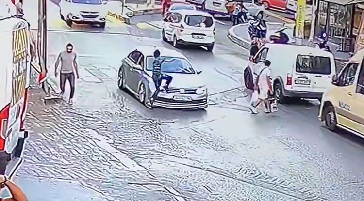 İstanbul’da Yürekleri Ağza Getiren Anlar Küçük Çocuk Şans Eseri Kurtuldu