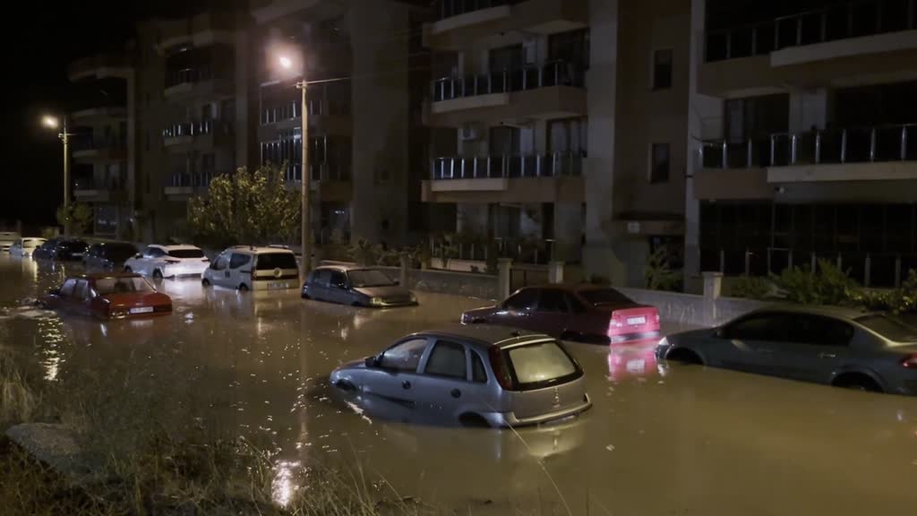 İzmir Bergama’da Kuvvetli Sağanak Sokaklar Göle Döndü