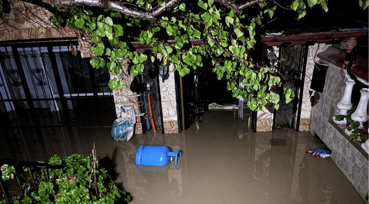 İzmir Bergama’da Kuvvetli Sağanak Sokaklar Göle Döndü1