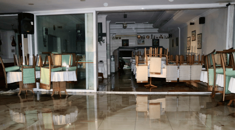 İzmir Bergama’da Kuvvetli Sağanak Sokaklar Göle Döndü3