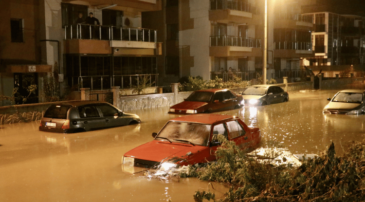 İzmir Bergama’da Kuvvetli Sağanak Sokaklar Göle Döndü4
