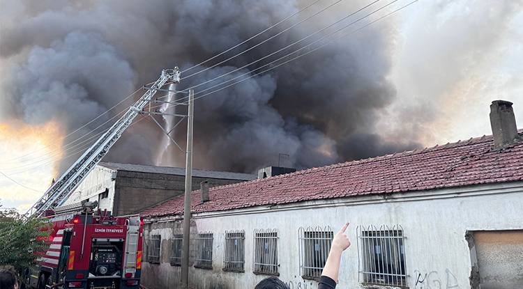 İzmir'de Bir Depoda Yangın Çıktı