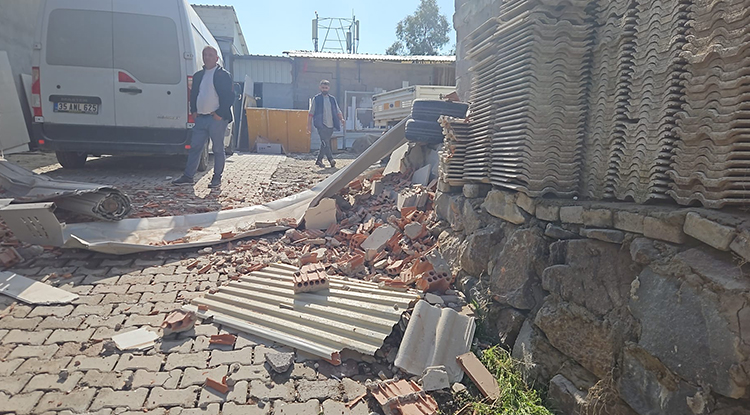 İzmir’de Bir Evde Patlama Meydana Geldi 1 Kişi Yaralandı 1