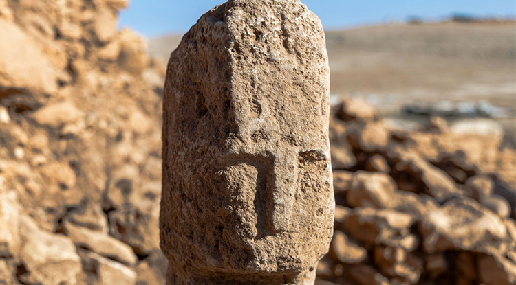 Karahantepe’de Büyük Keşif İnsan Yüzlü Dikilitaş Bulundu 1