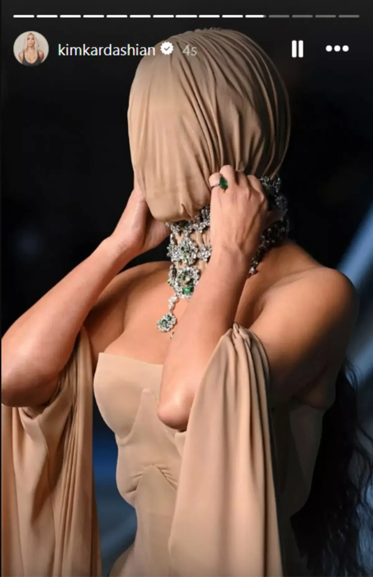 Kim Kardashian’ın Ilginç Tarzı Yüzünü Tamamen Kapattı1