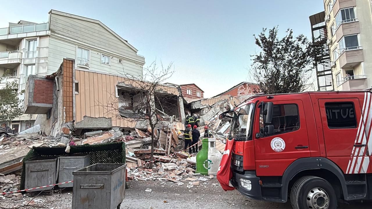 Kocaeli'nin Gebze Ilçesinde 6 Katlı Bina Çöktü