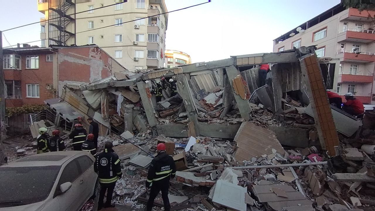 Kocaeli'nin Gebze Ilçesinde 6 Katlı Bina Çöktü3