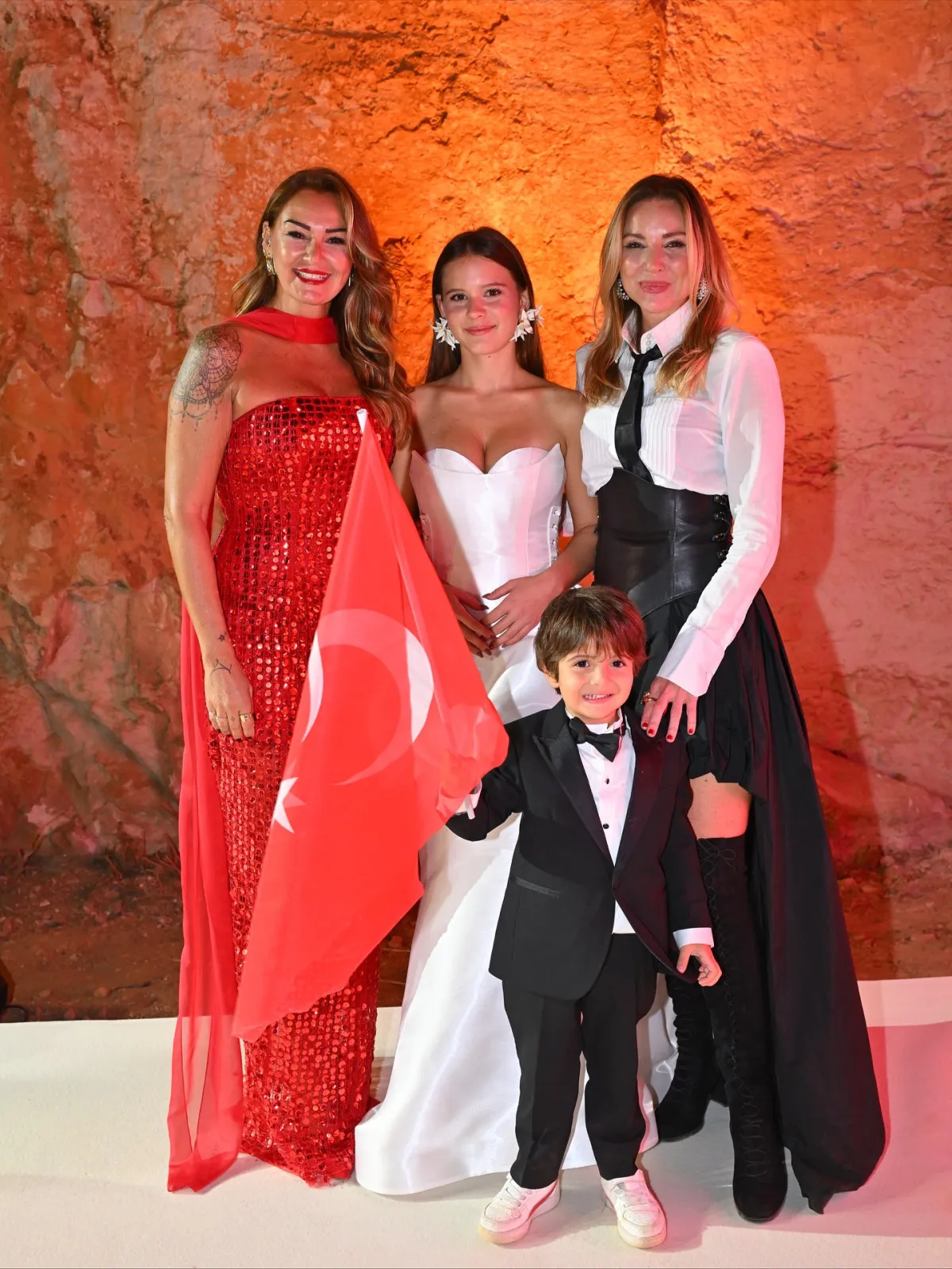 Pınar Altuğ'un Kızı Su Mankenlik Yaptı