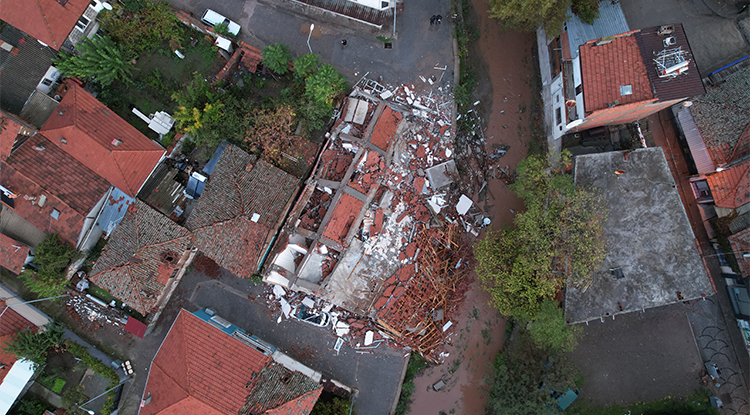 Sındırgı’da Yıkılan Binalar Sabahın Ilk Işıklarıyla Görüntülendi 1