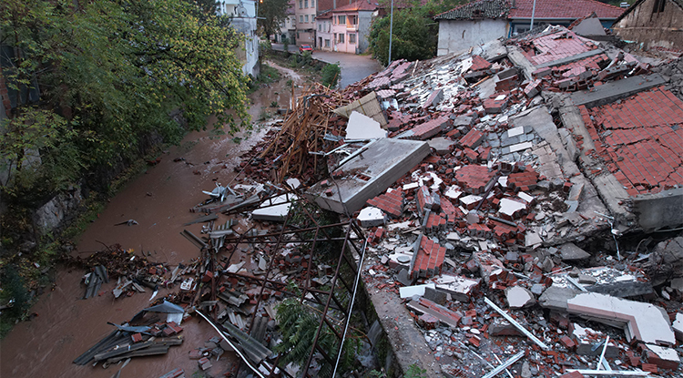 Sındırgı’da Yıkılan Binalar Sabahın Ilk Işıklarıyla Görüntülendi 2