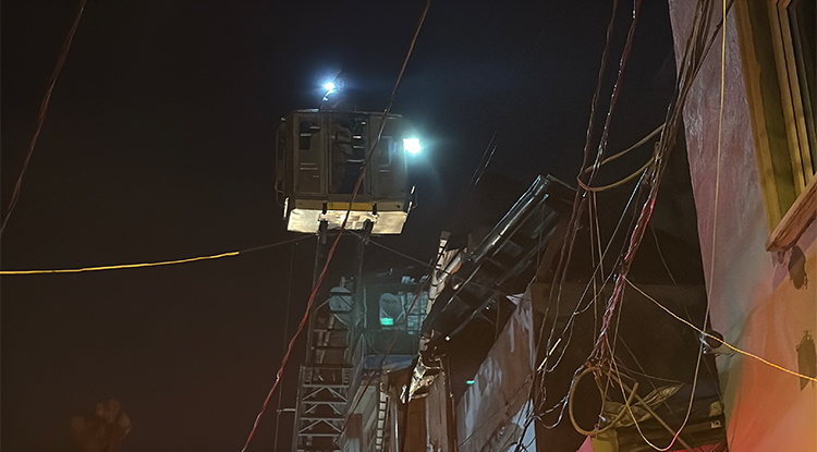 Şişli'de Bir Apartmanın Çatı Katında Çıkan Yangın Söndürüldü 1