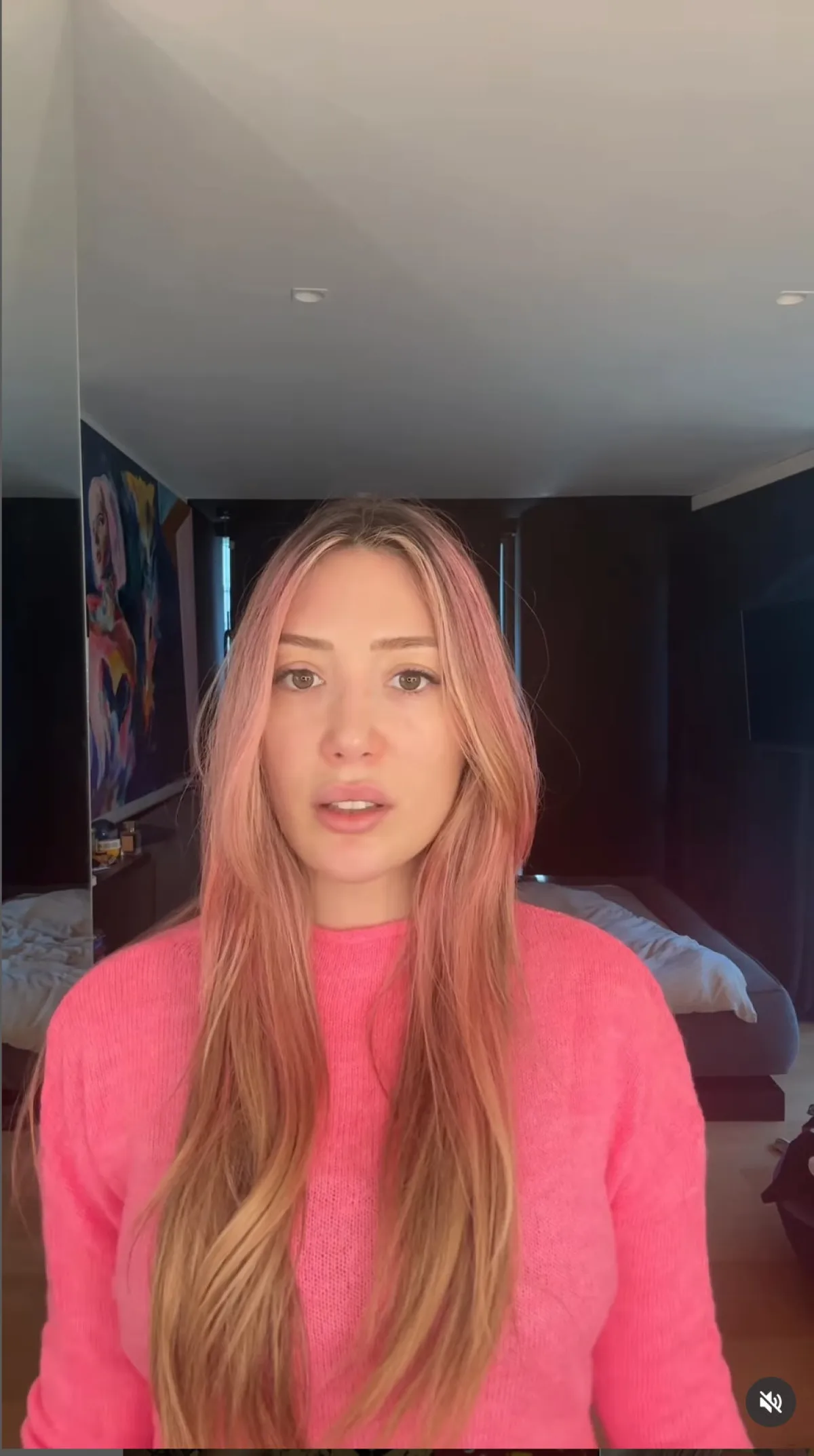 Yasmin Erbil’in Pembe Saçlı Yeni Imajı