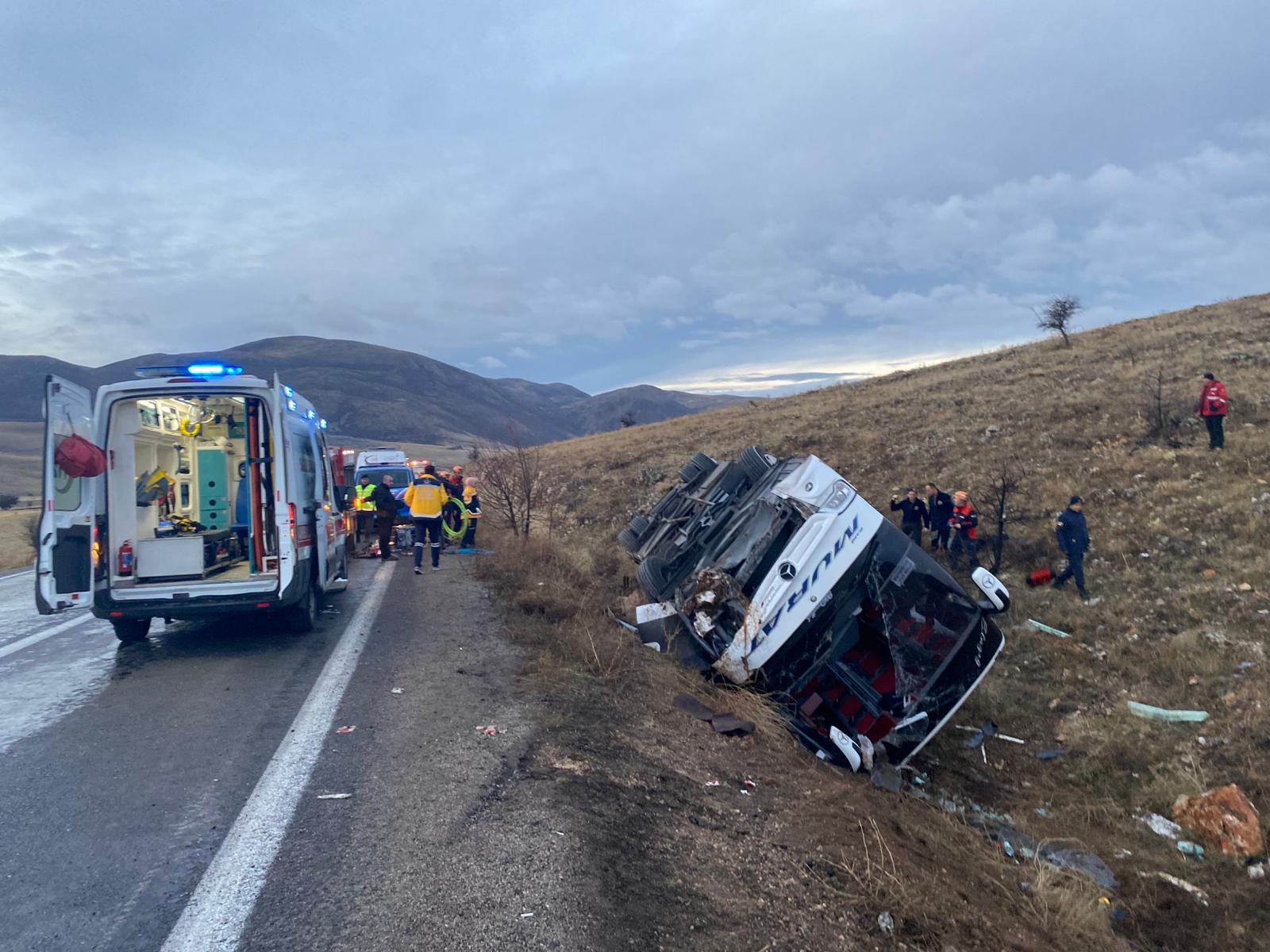 Afyonkarahisar'da Yolcu Otobüsü Devrildi1-1