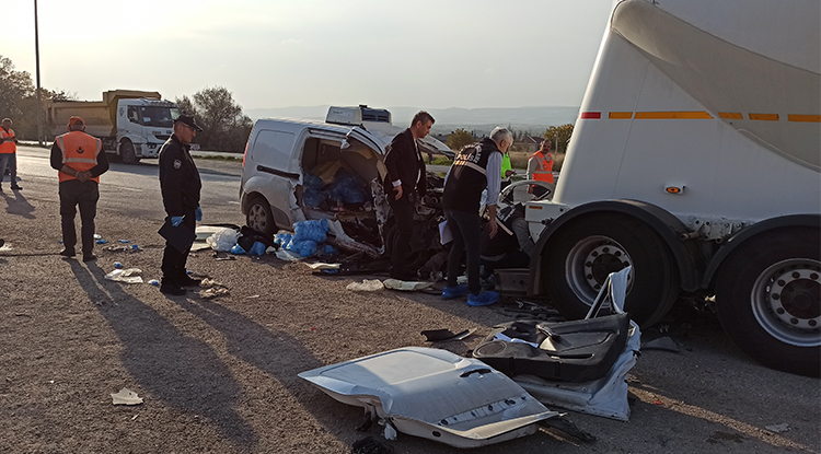 Ankara'da Korkunç Kaza Aynı Aileden Biri Bebek 3 Kişi Hayatını Kaybetti 1