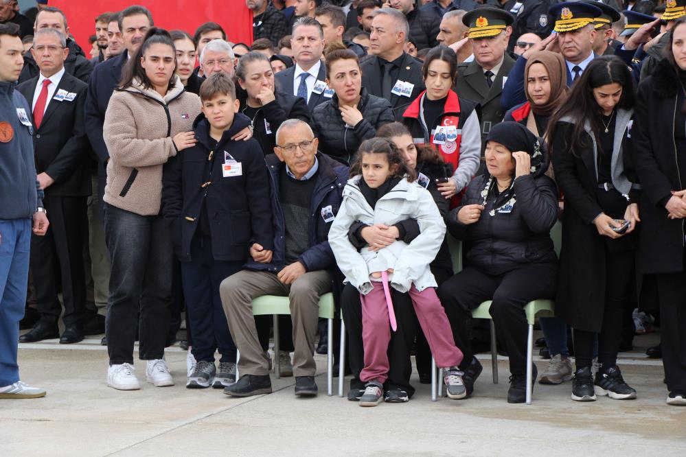 Babasını Oyuncağı Ile Bekledi