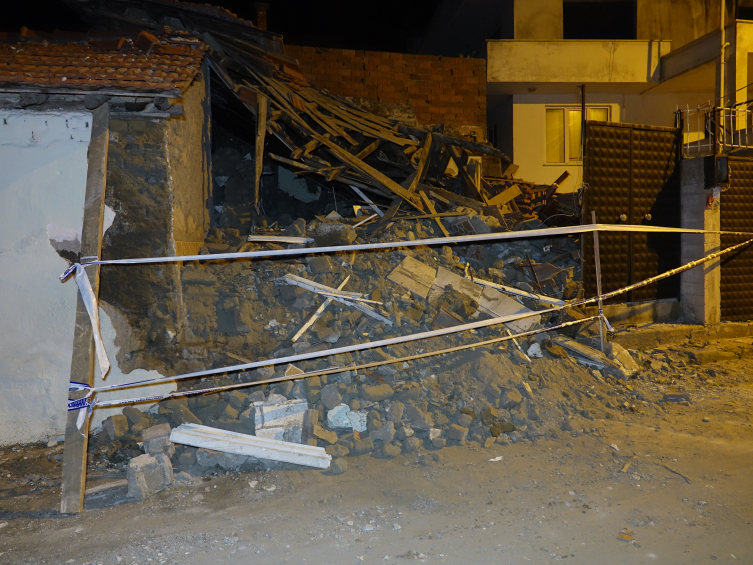 Balıkesir'de Metruk Bina Çöktü1