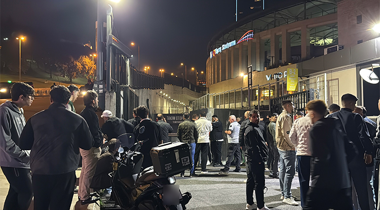 Beşiktaş'ta Derbiye Hazırlık Yapan Taraftarlar Arasında Kavga Çıktı 1 Ağır Yaralı