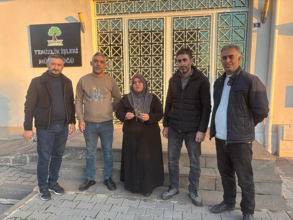 Bileziklerini Kaybetti