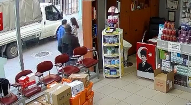 Bursa’da Kan Donduran Olay Sokak Ortasında Genç Kadının Kıyafetlerini Çıkarmaya Çalıştı 1