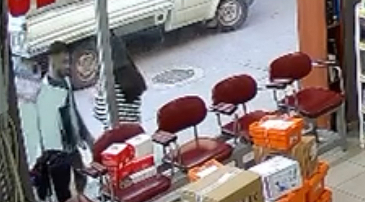 Bursa’da Kan Donduran Olay Sokak Ortasında Genç Kadının Kıyafetlerini Çıkarmaya Çalıştı 2