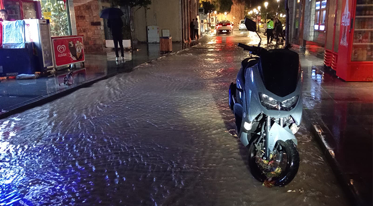 Çeşme’de Sağanak Cadde Ve Sokaklar Göle Döndü, Ev Ve Iş Yerlerini Su Bastı 1