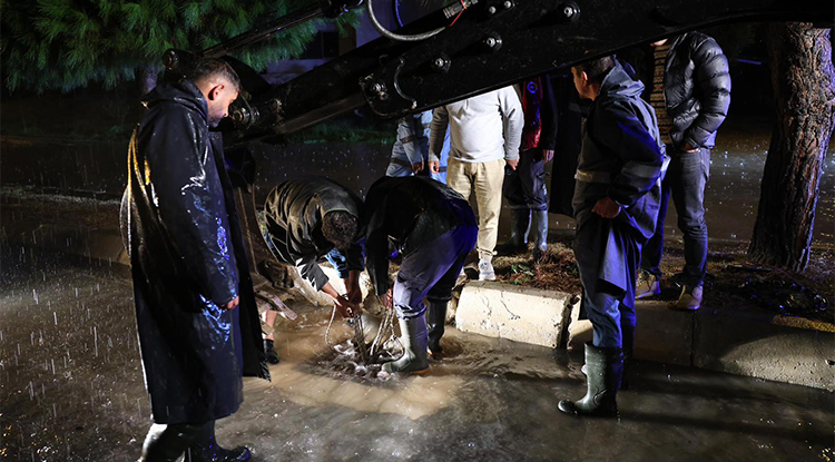 Çeşme’de Sağanak Cadde Ve Sokaklar Göle Döndü, Ev Ve Iş Yerlerini Su Bastı 2