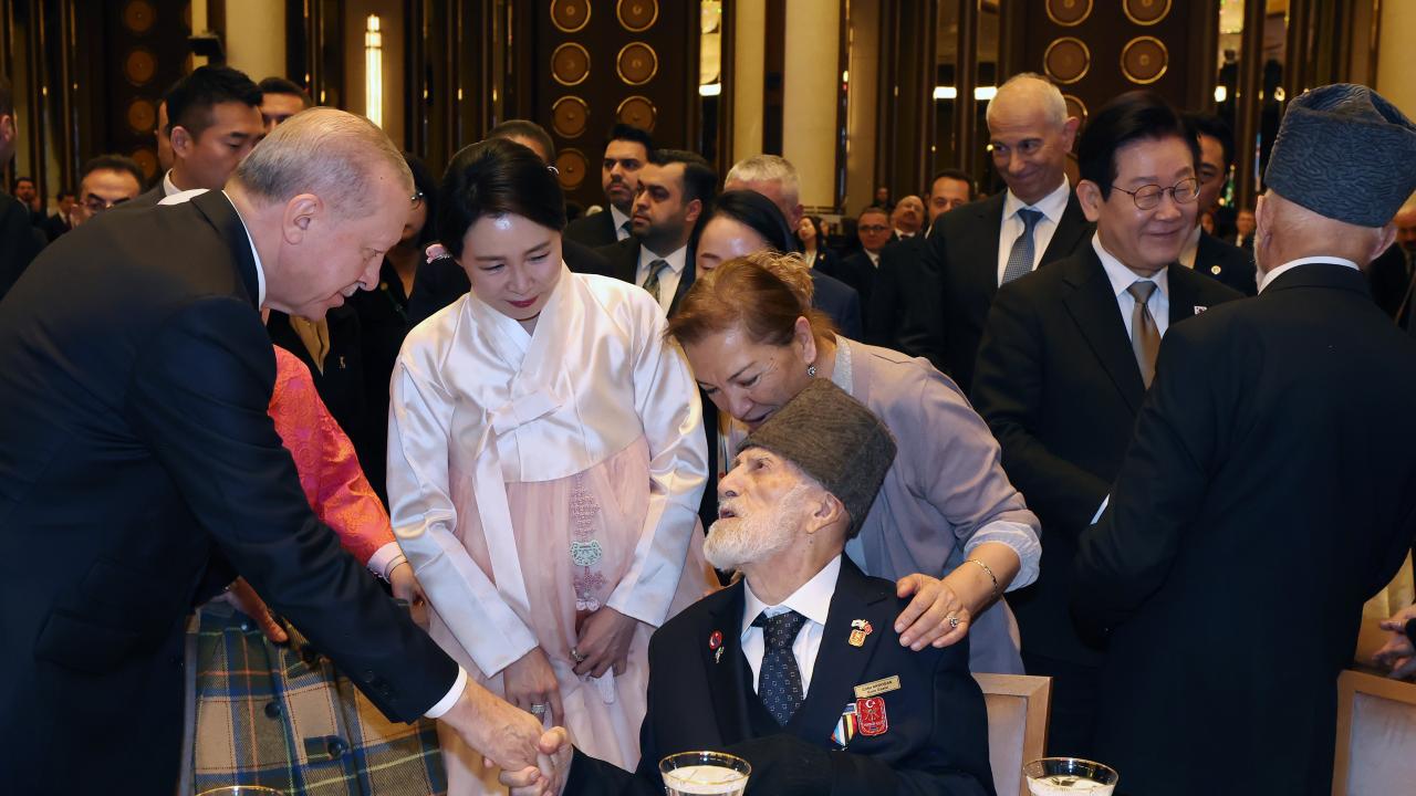 Cumhurbaşkanı Erdoğan, Kore gazileriyle sohbet etti