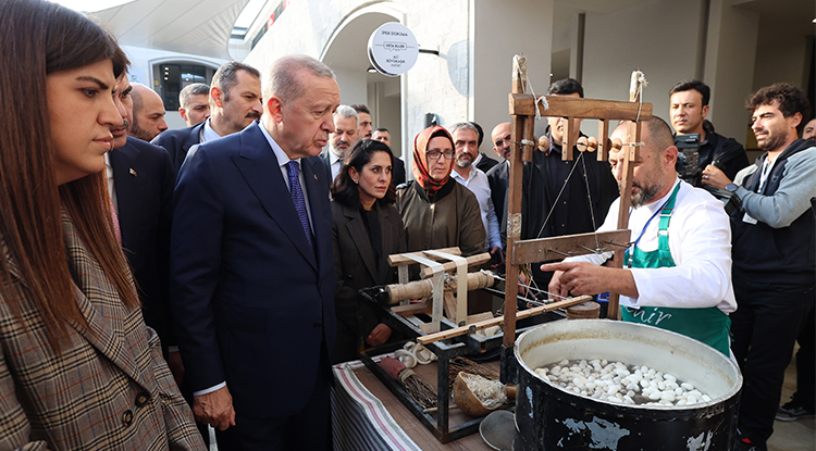 Cumhurbaşkanı Erdoğan, Usta Eller Sanatçıları Çarşısı'nı Ziyaret Etti