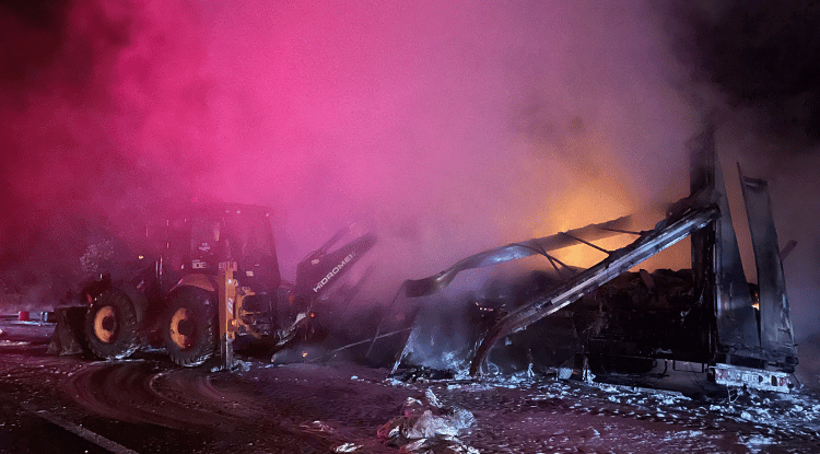 D 100 Kara Yolunda Tır Yangını1