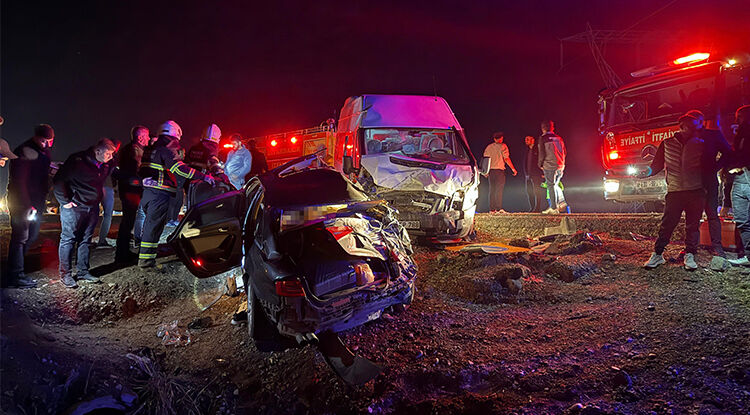 Diyarbakır'da Korkunç Kaza 3 Kişi Hayatını Kaybetti 1