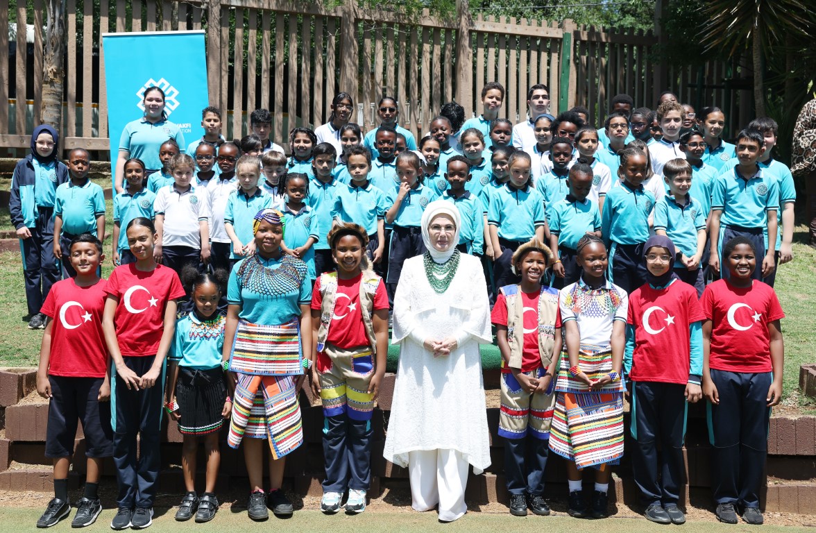 Emine Erdoğan, Güney Afrika'da Uluslararası Maarif Okulu'nu Ziyaret Etti (1)