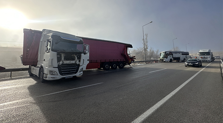 Erzurum'da Yolcu Otobüsü Ile Tır Çapıştı 11 Kişi Yaralandı 1