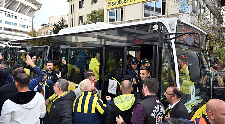 Fenerbahçe Taraftarı, Tüpraş Stadı'na Hareket Etti 1