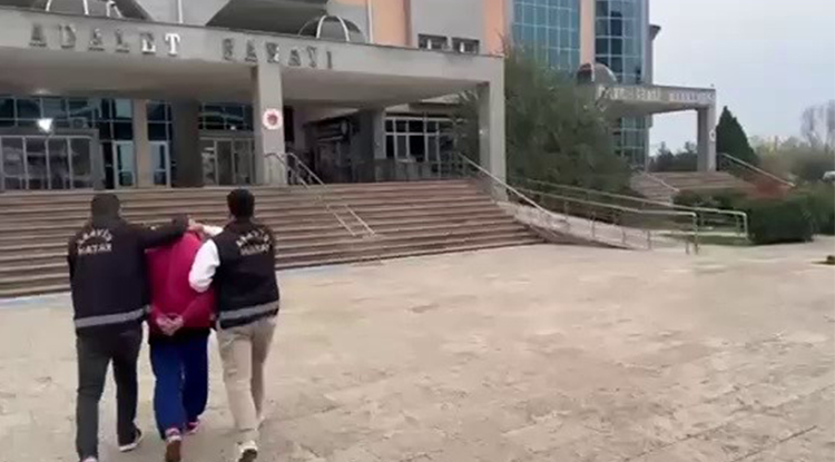 Filmleri Aratmayan Olay Kurye Kılığına Giren Polis, Firari Şahsı Yakaladı 2