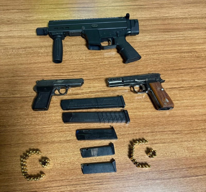 Gardıroptan Cephanelik Çıktıı