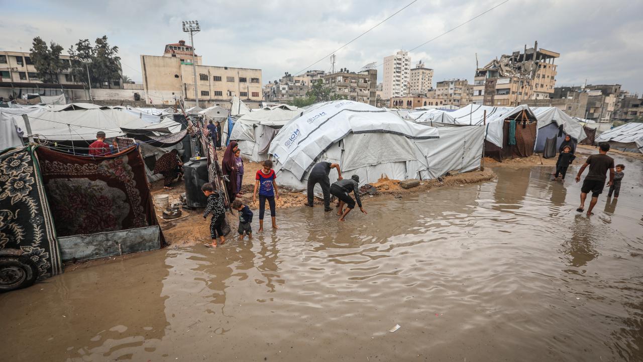 Gazze'de İsrail Saldırılarında Evleri Yıkılanların Kaldığı Çadırları Su Bastı1