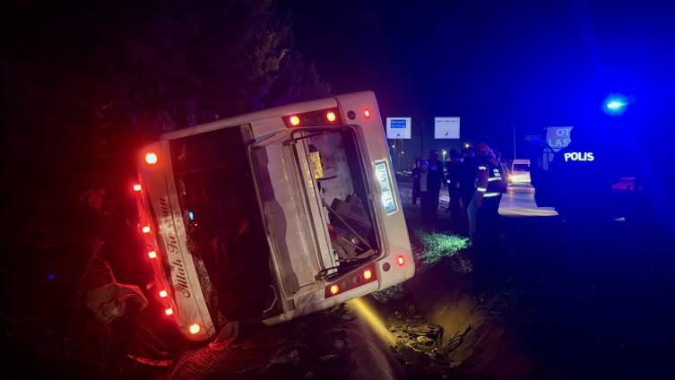 Gebze'de Işçileri Taşıyan Servis Devrildi1