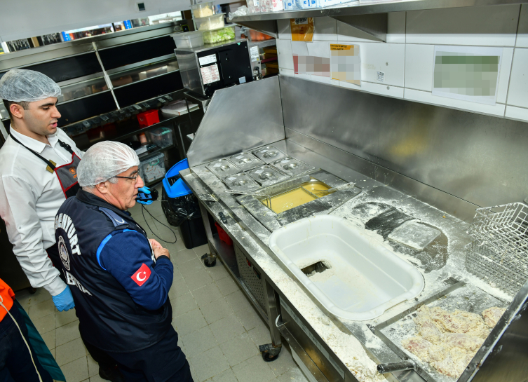Hijyen Kurallarını Çiğneyen Restorana En Üst Sınırdan Ceza1