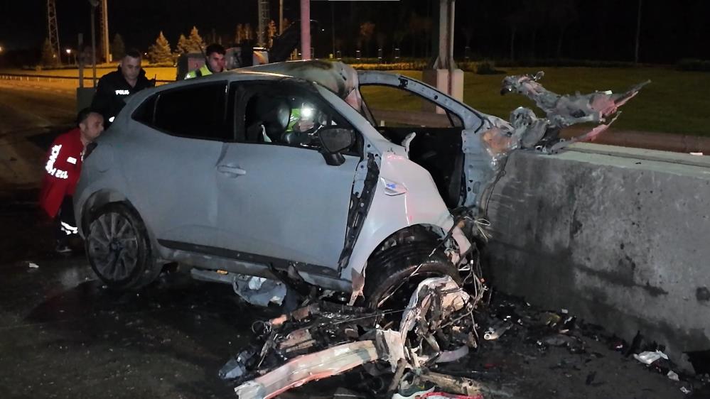 İstanbul Tuzla'da Otomobil Gişelere Ok Gibi Saplandı