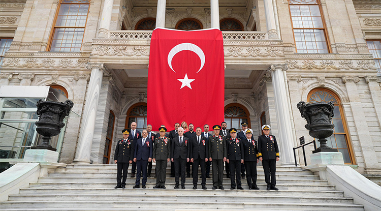 İstanbul Valisi Gül, Atatürk'ün Vefat Ettiği Dolmabahçe Sarayı'ndaki Odayı Ziyaret Etti 1
