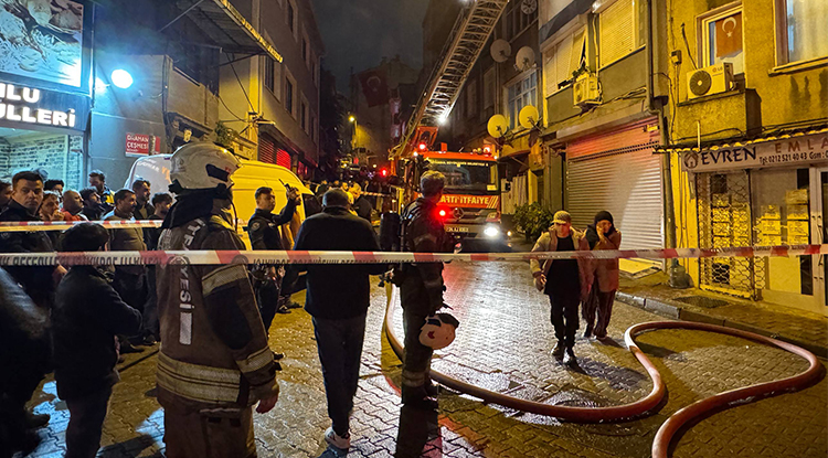 İstanbul’da 3 Katlı Binanın Çatısında Çıkan Yangın Söndürüldü