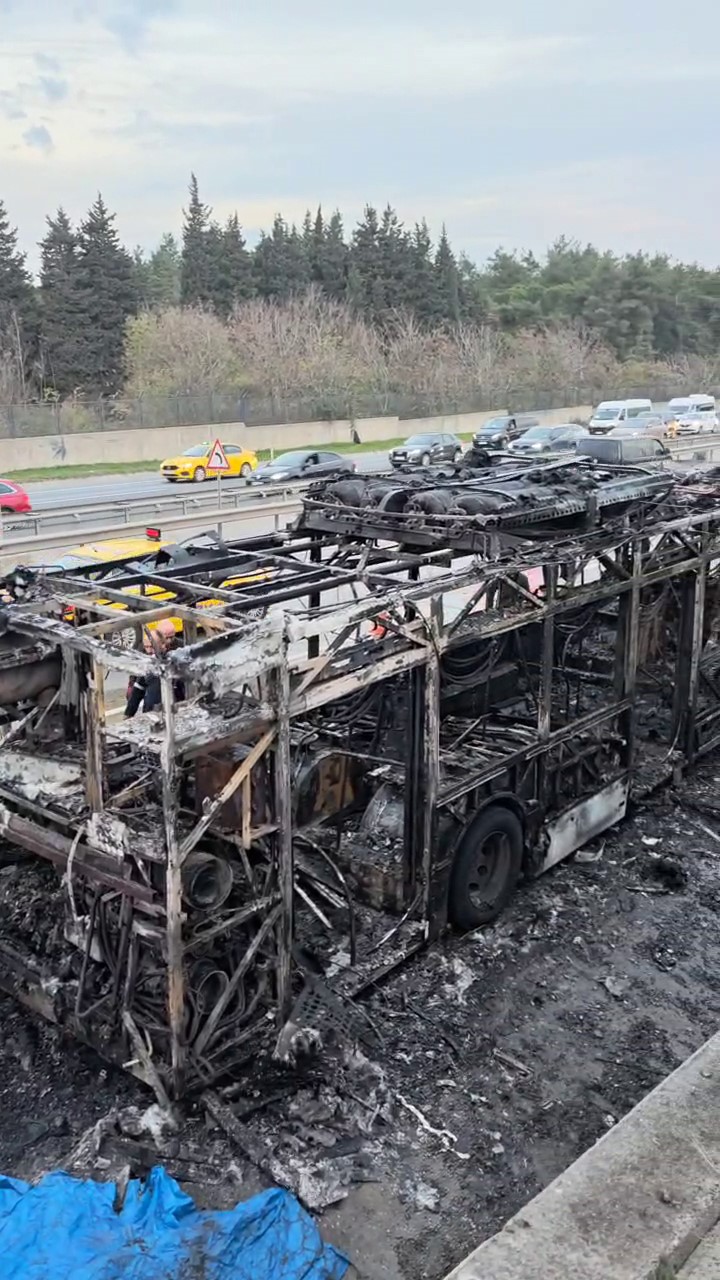 İstanbul’da İett Otobüsü Yandı1