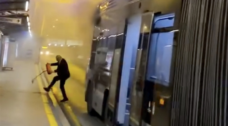 İstanbul’da Metrobüste Çıkan Yangın Söndürüldü 1