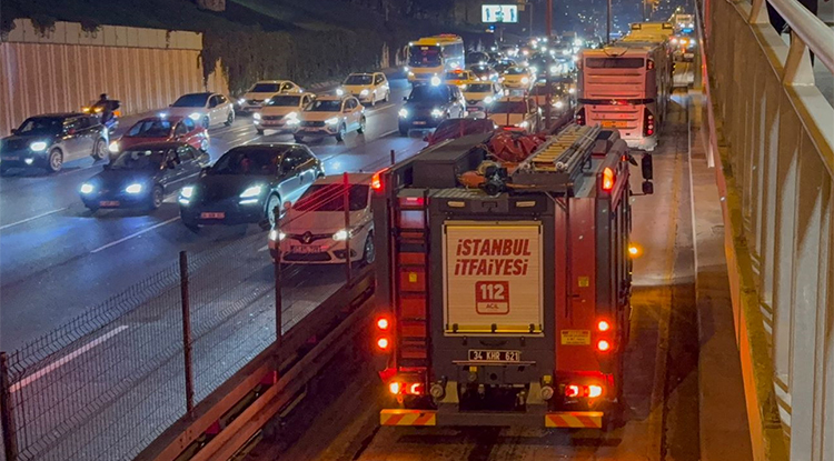 İstanbul’da Metrobüste Çıkan Yangın Söndürüldü 2