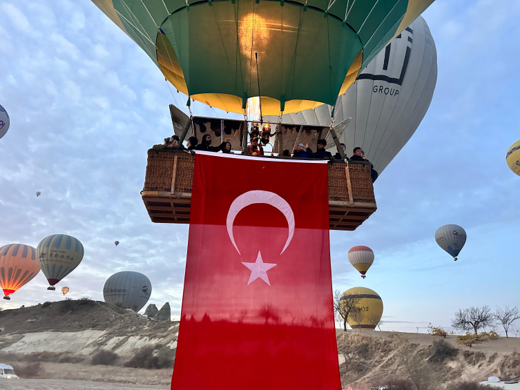 Kapadokya'da Balonlar Türk Bayrakları Ve Atatürk Posterleriyle Uçtu1